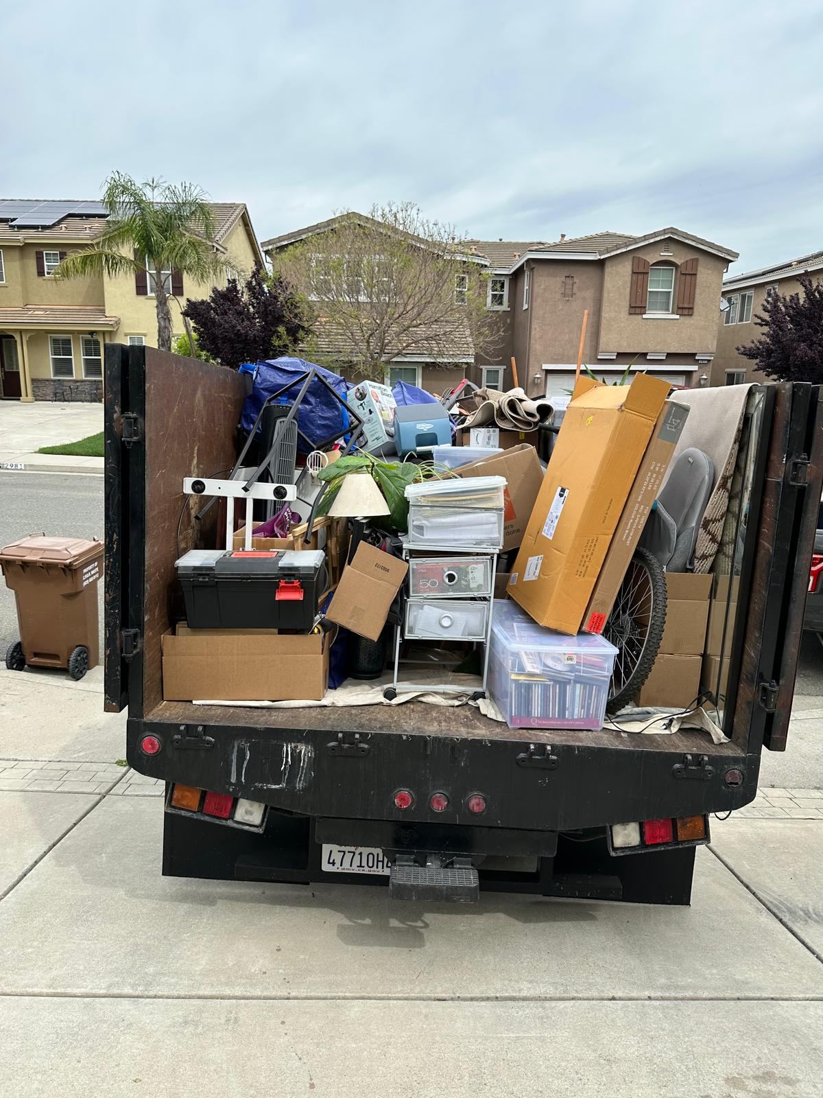 Dump truck loaded with unwanted household items for hauling | Divas Junk Removal Services Dump truck loaded with unwanted household items for hauling